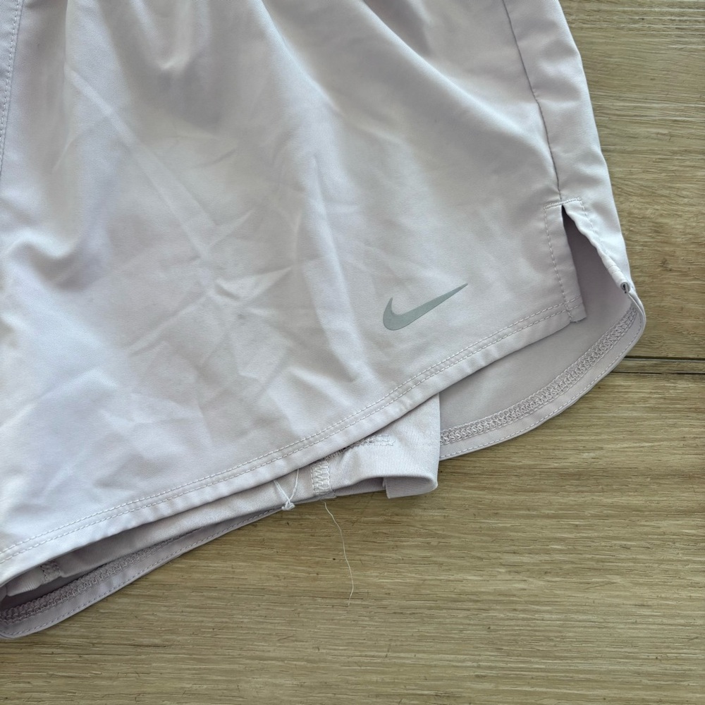 Nike Shorts Womens XS silver white Dri-FIT 2-in-1 Running Built-In Liner Gym - Picture 2 of 4